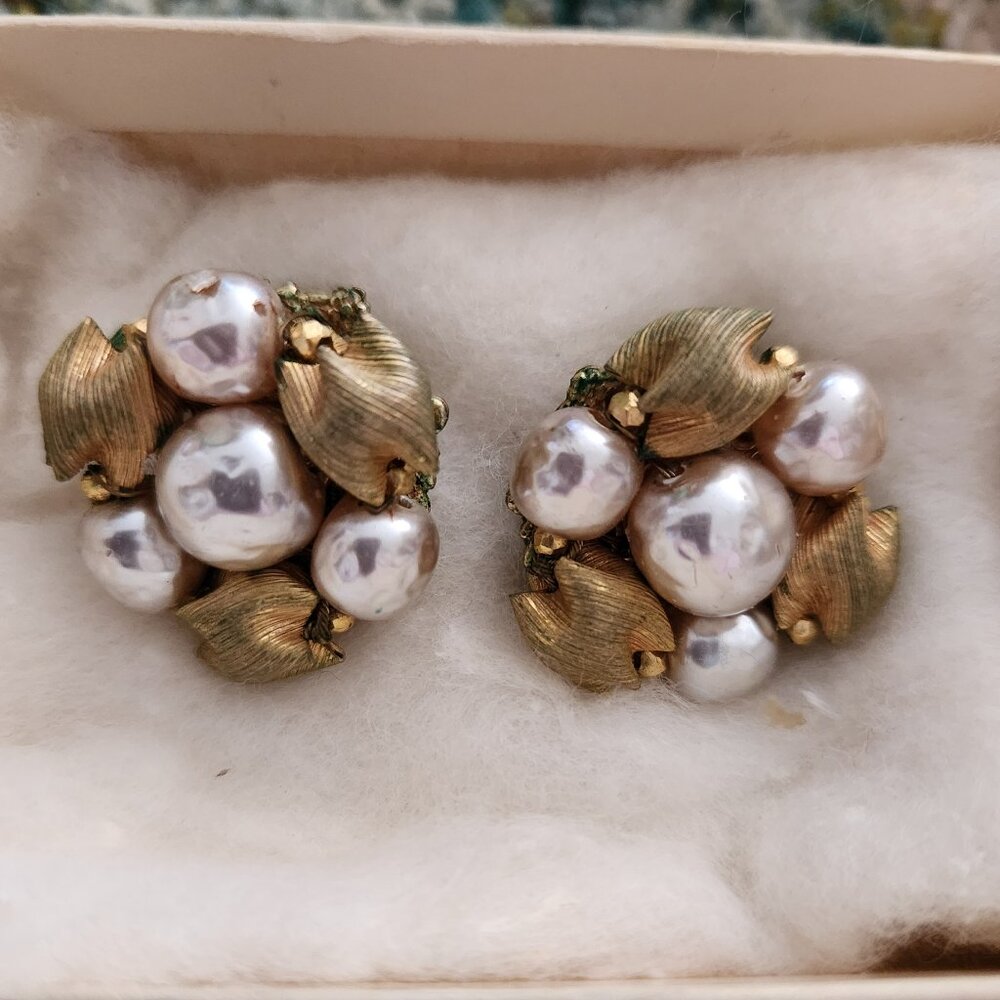 Vintage Miriam Haskell Pearl clip on earrings
